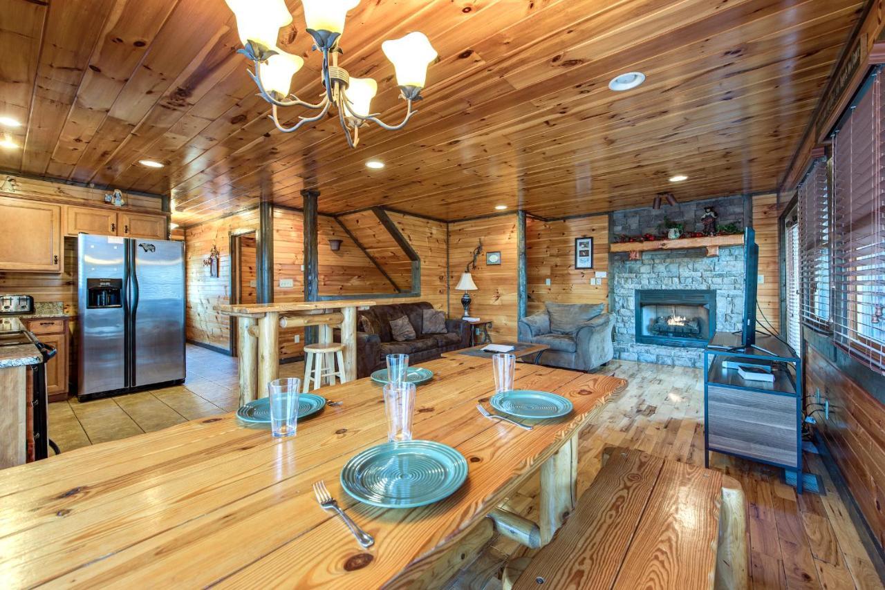 Celebration Lodge, 4 Bedrooms, Sleeps 18, Pool Table, Hot Tub Gatlinburg Buitenkant foto