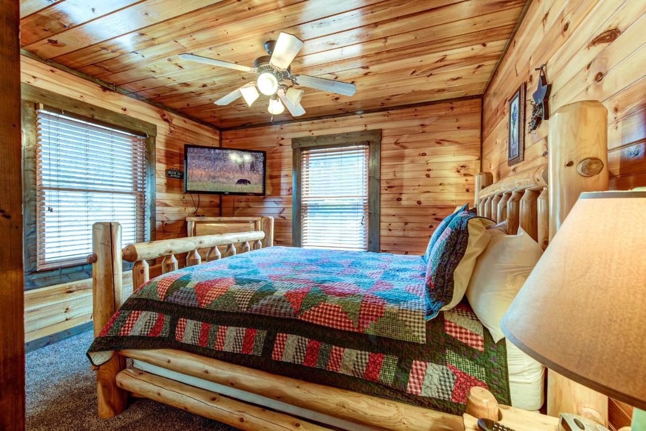 Celebration Lodge, 4 Bedrooms, Sleeps 18, Pool Table, Hot Tub Gatlinburg Buitenkant foto