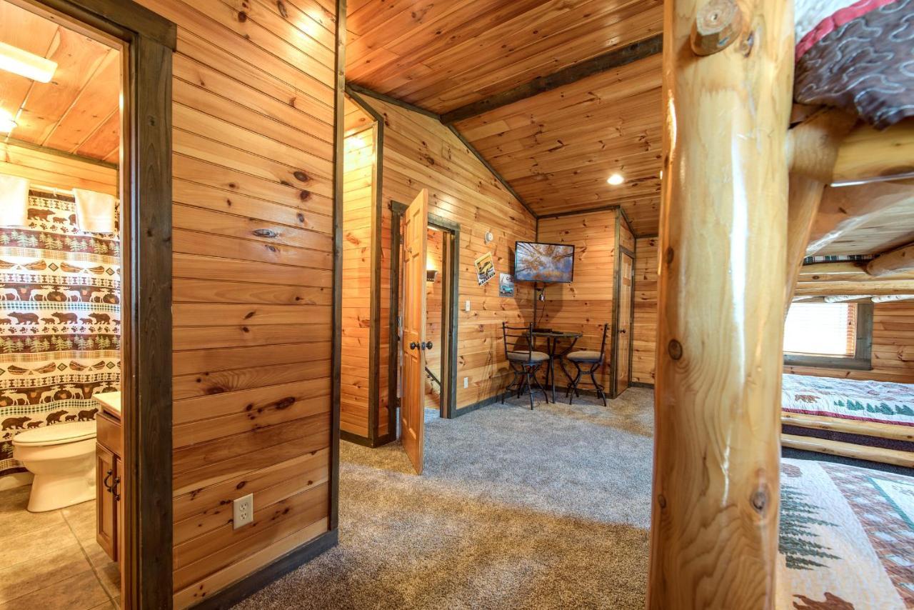Celebration Lodge, 4 Bedrooms, Sleeps 18, Pool Table, Hot Tub Gatlinburg Buitenkant foto