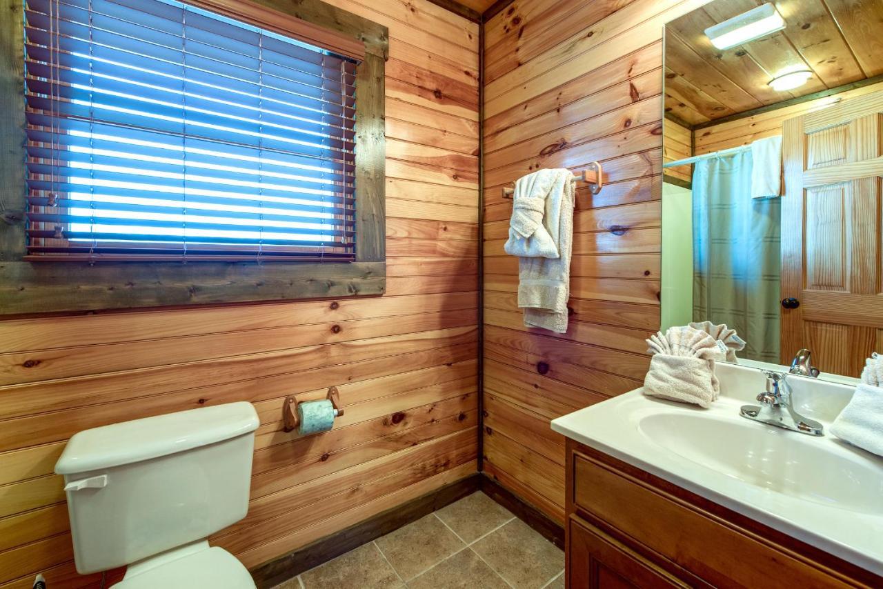 Celebration Lodge, 4 Bedrooms, Sleeps 18, Pool Table, Hot Tub Gatlinburg Buitenkant foto
