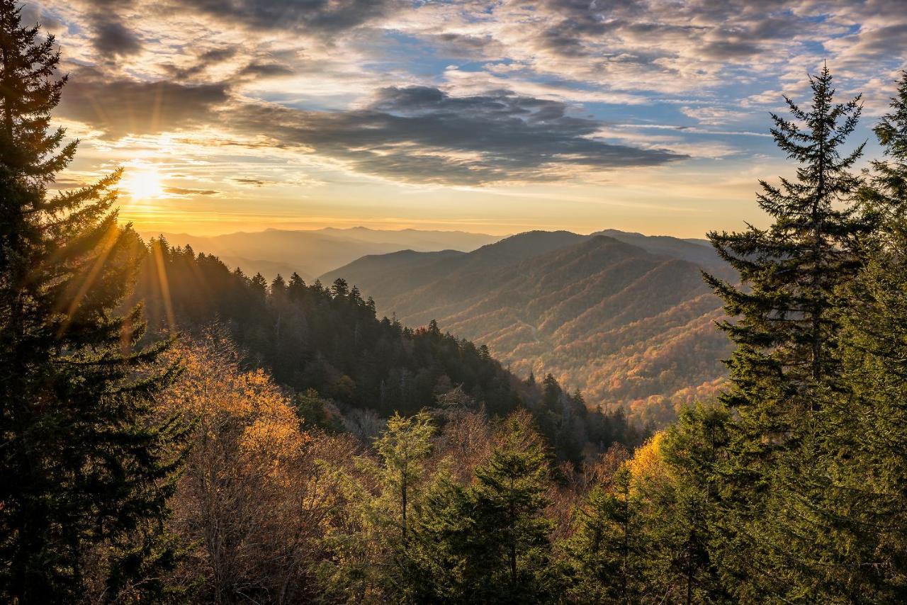 Celebration Lodge, 4 Bedrooms, Sleeps 18, Pool Table, Hot Tub Gatlinburg Buitenkant foto