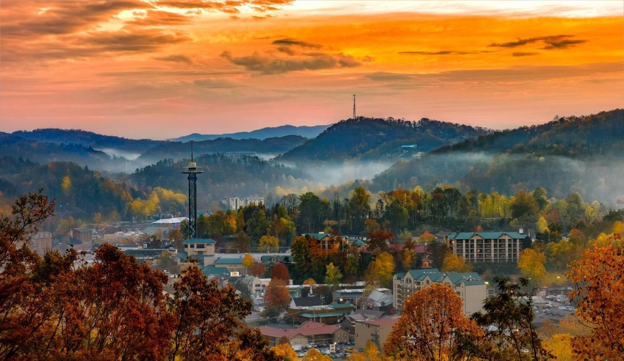 Celebration Lodge, 4 Bedrooms, Sleeps 18, Pool Table, Hot Tub Gatlinburg Buitenkant foto