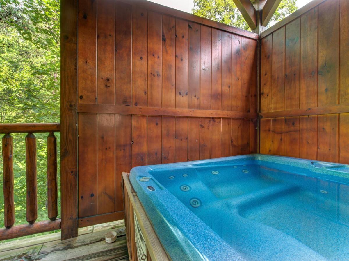 Celebration Lodge, 4 Bedrooms, Sleeps 18, Pool Table, Hot Tub Gatlinburg Buitenkant foto