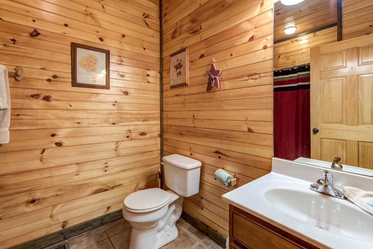 Celebration Lodge, 4 Bedrooms, Sleeps 18, Pool Table, Hot Tub Gatlinburg Buitenkant foto