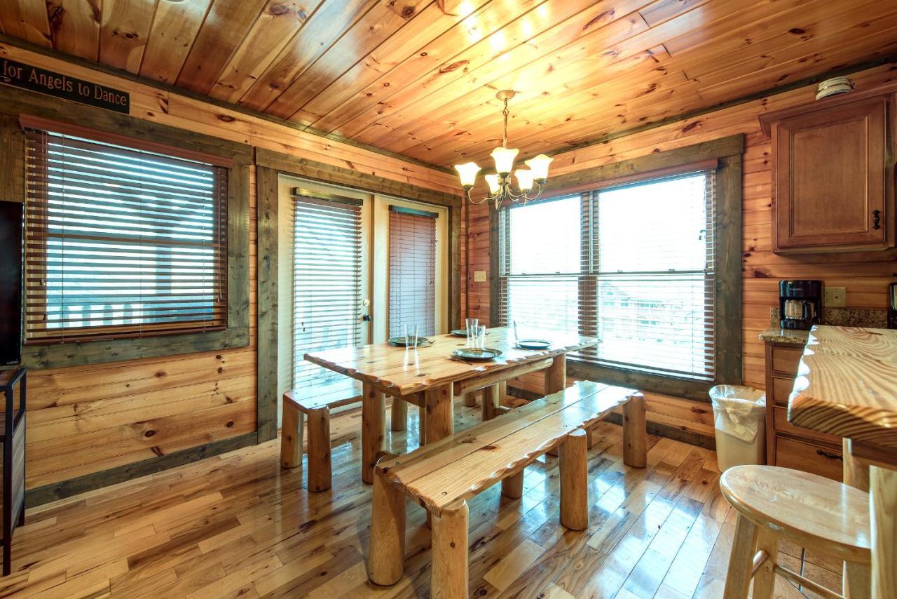 Celebration Lodge, 4 Bedrooms, Sleeps 18, Pool Table, Hot Tub Gatlinburg Buitenkant foto