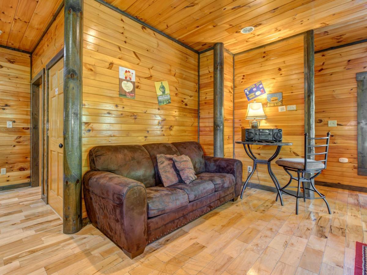 Celebration Lodge, 4 Bedrooms, Sleeps 18, Pool Table, Hot Tub Gatlinburg Buitenkant foto