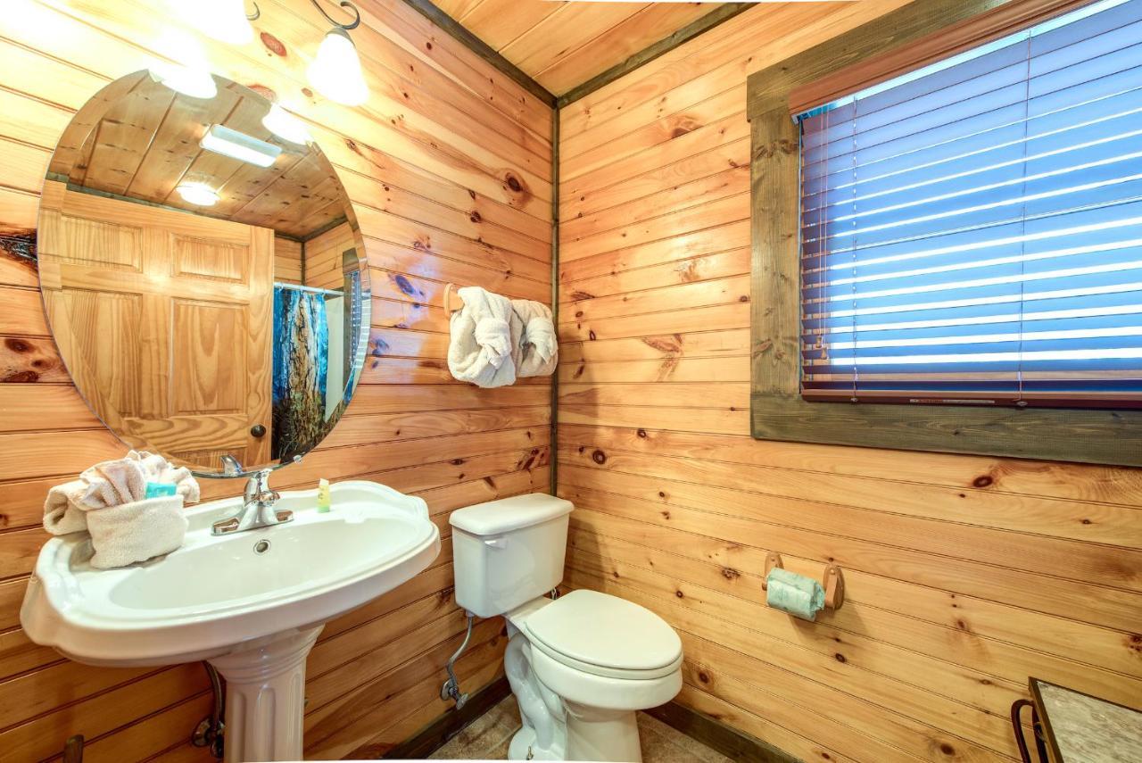 Celebration Lodge, 4 Bedrooms, Sleeps 18, Pool Table, Hot Tub Gatlinburg Buitenkant foto