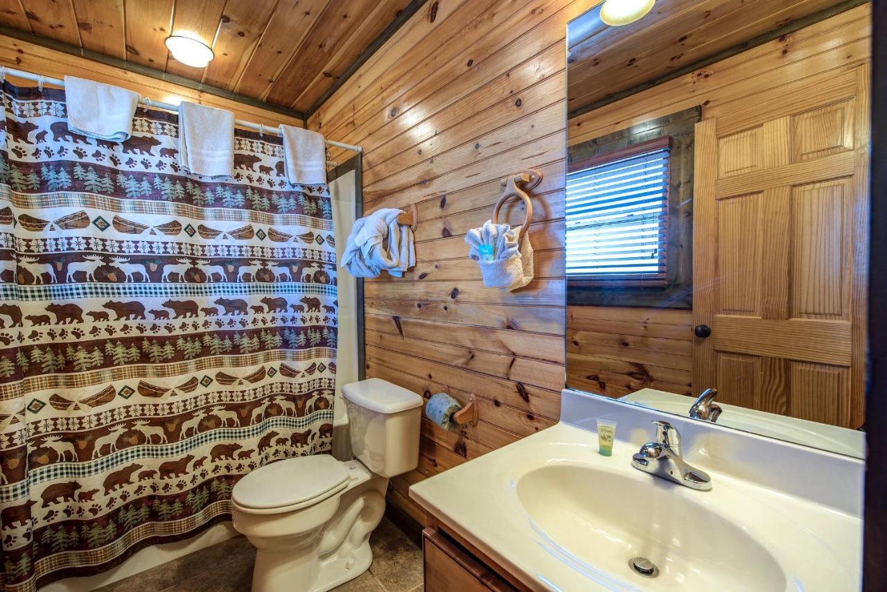 Celebration Lodge, 4 Bedrooms, Sleeps 18, Pool Table, Hot Tub Gatlinburg Buitenkant foto