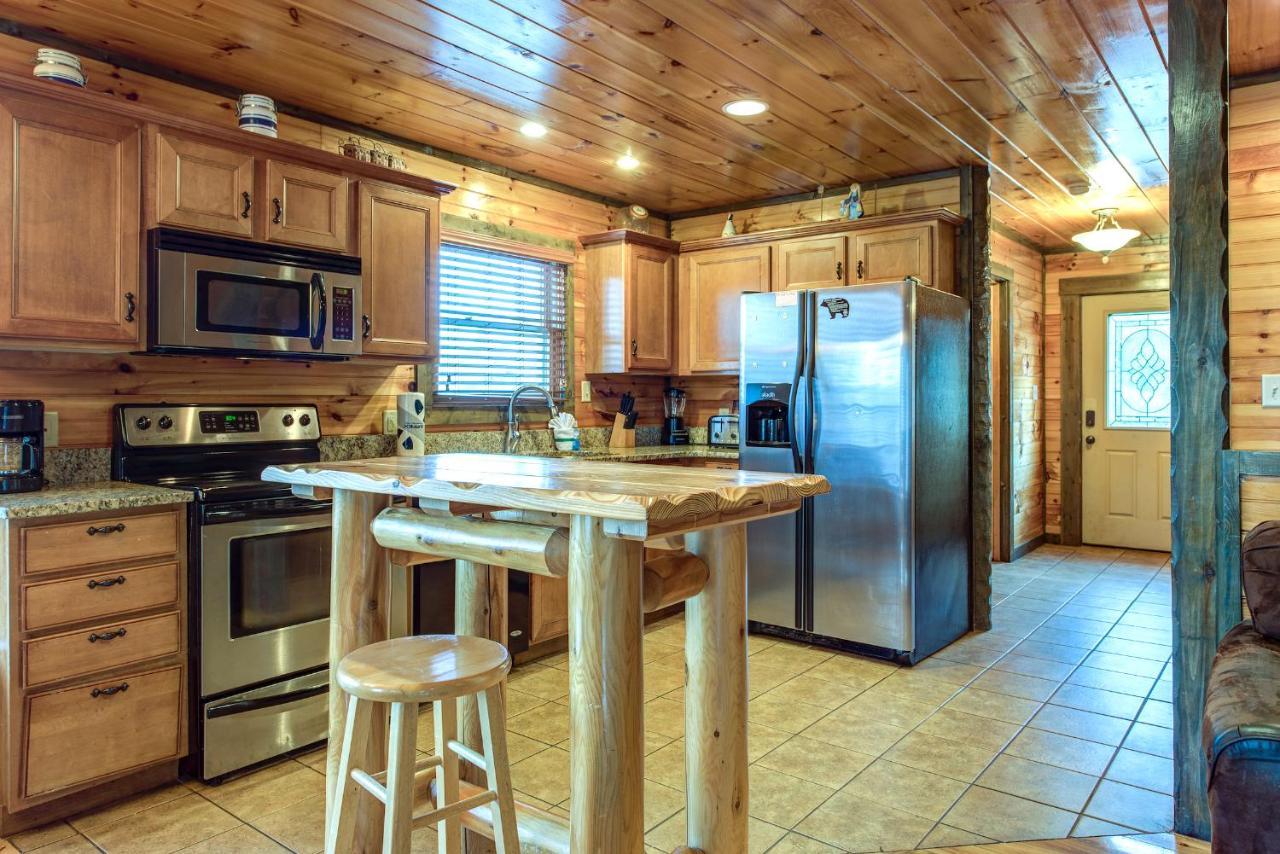 Celebration Lodge, 4 Bedrooms, Sleeps 18, Pool Table, Hot Tub Gatlinburg Buitenkant foto