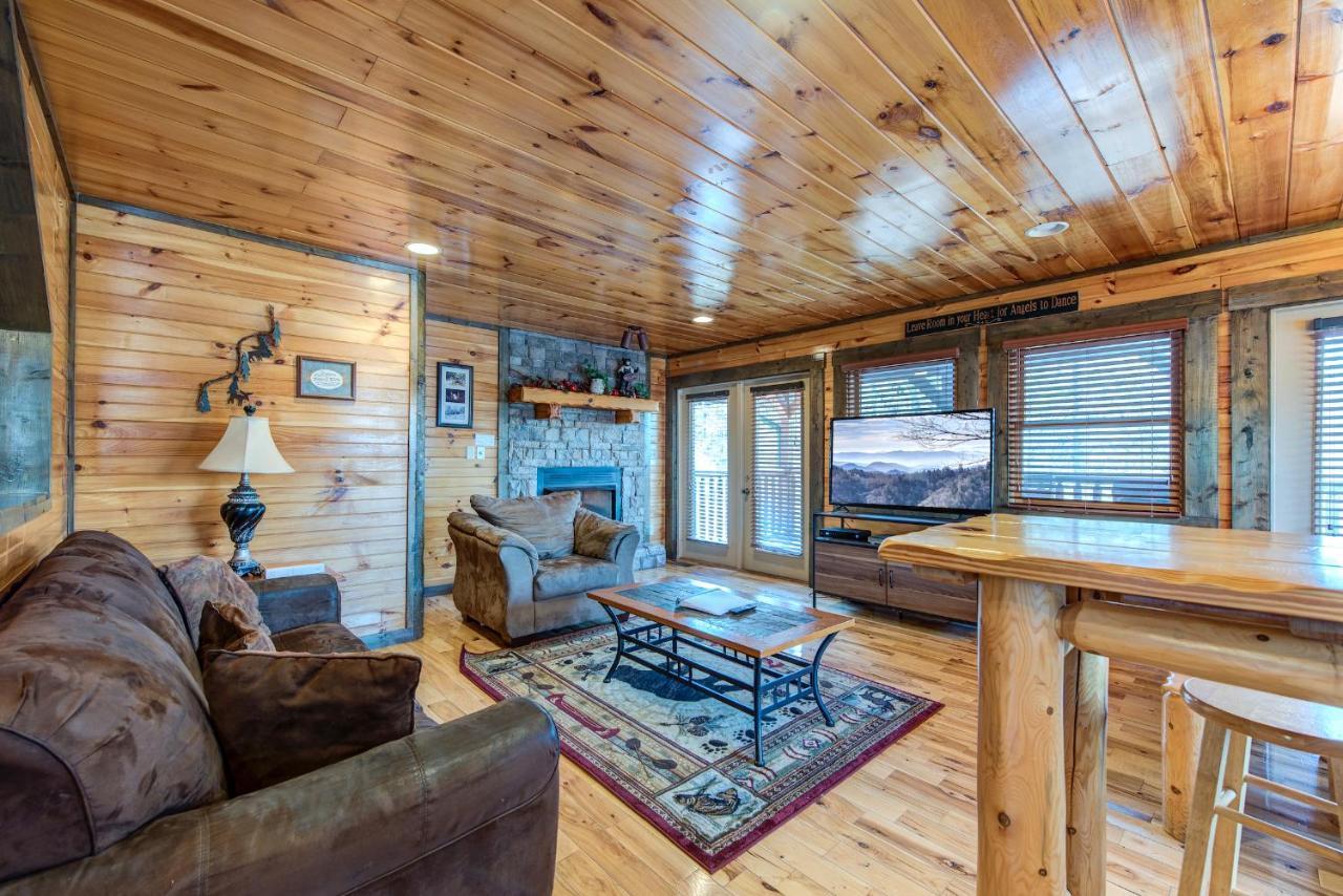 Celebration Lodge, 4 Bedrooms, Sleeps 18, Pool Table, Hot Tub Gatlinburg Buitenkant foto
