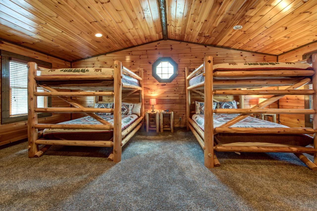 Celebration Lodge, 4 Bedrooms, Sleeps 18, Pool Table, Hot Tub Gatlinburg Buitenkant foto