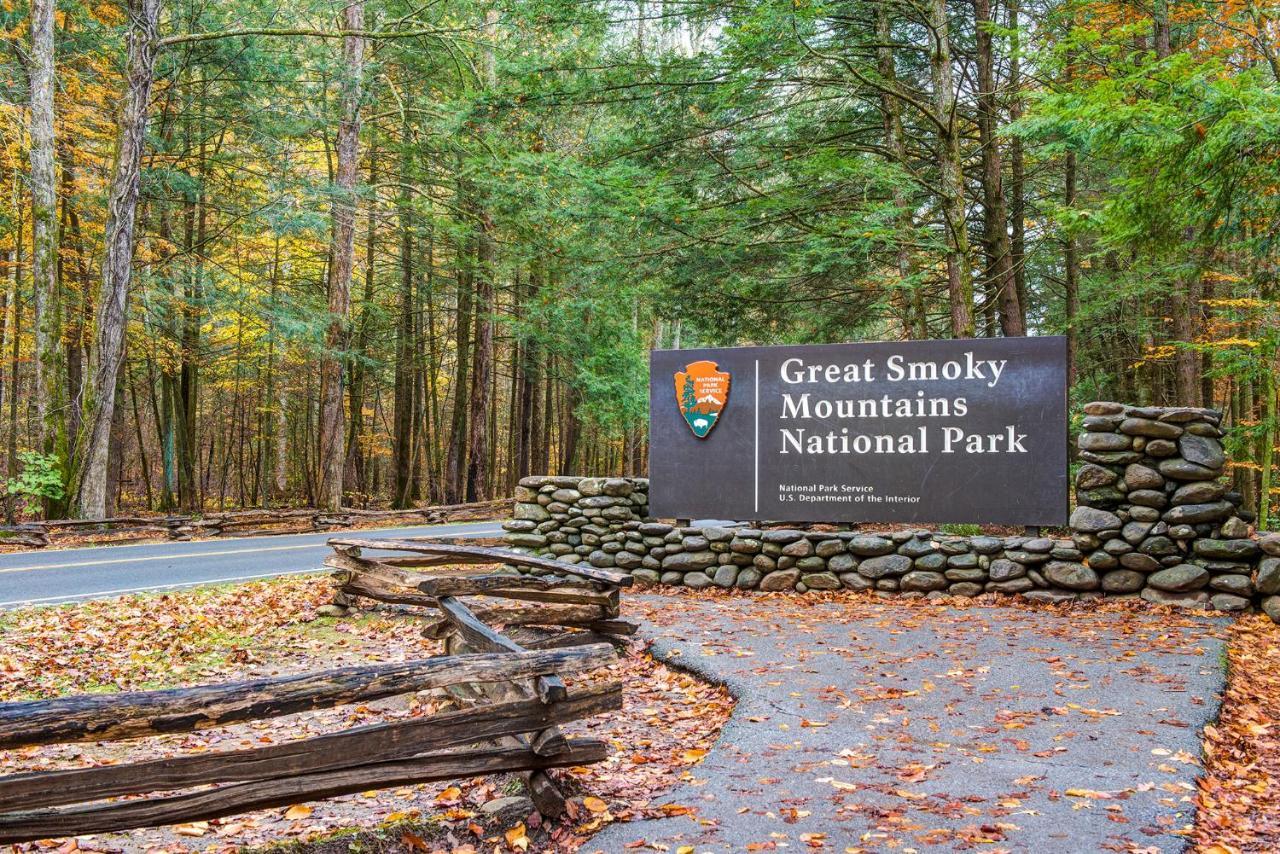 Celebration Lodge, 4 Bedrooms, Sleeps 18, Pool Table, Hot Tub Gatlinburg Buitenkant foto