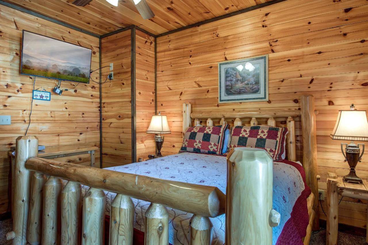Celebration Lodge, 4 Bedrooms, Sleeps 18, Pool Table, Hot Tub Gatlinburg Buitenkant foto