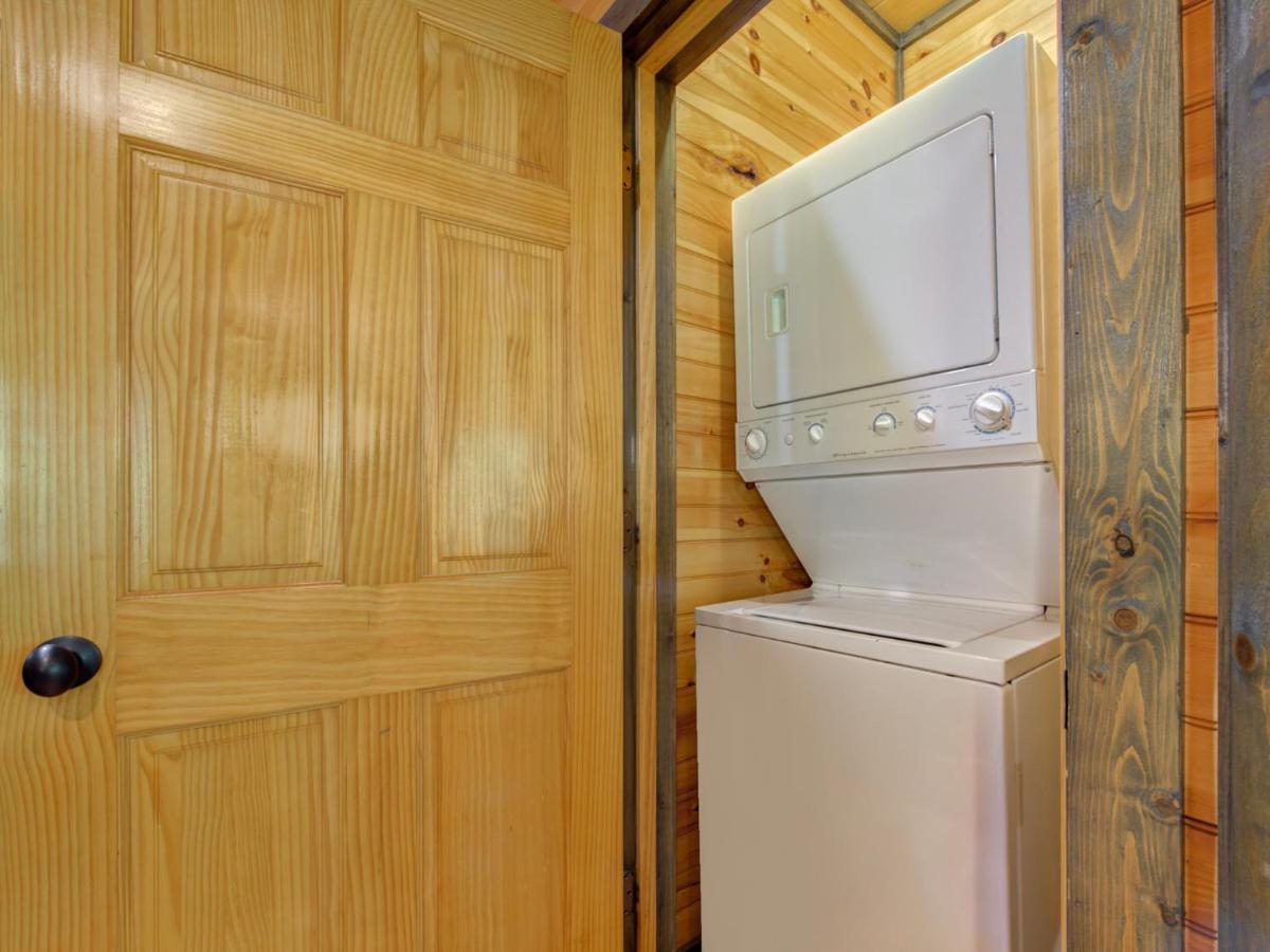 Celebration Lodge, 4 Bedrooms, Sleeps 18, Pool Table, Hot Tub Gatlinburg Buitenkant foto
